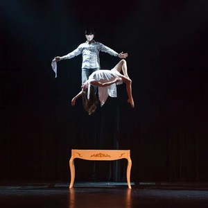 Darcy Oake Doppia Levitazione Edge of Reality Illusioni Magiche Meraviglioso Trucco Magia da Palcoscenico per Adulti - Product Image 1