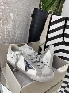 Zapatillas de Diseño de Marca de Lujo, de Cuero Genuino, Blancas, Antideslizantes y Cómodas, Estilo Casual, Color Dorado Desgastado - Product Image 2