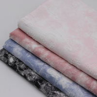 Tissu en denim délavé à motif cœur tie-dye, textile imprimé élégant pour la confection de jeans, sacs à main, sacs, bagages et textiles de maison