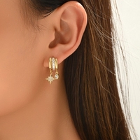 Geometrische, hochwertige Ohrringe im Sechszack-Stern-Design mit Zirkonia und vollständigen Diamantbesätzen. Vielseitige Ohrringe für Damen.