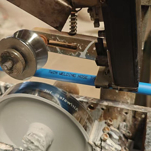 Manguera de pulverización eléctrica de <span class=keywords><strong>PVC</strong></span> amarillo del fabricante, tubería de agua de riego de 5 capas, plástico de 13mm con servicio de corte - Product Image 6
