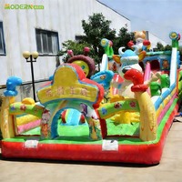 Parcours d'obstacles sur le thème du panda, château gonflable avec toboggan, jeux de carnaval, parc gonflable