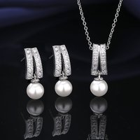 Ensemble de bijoux exquis en laiton plaqué argent avec zircon brillant, ensemble de deux pièces comprenant des boucles d'oreilles et un collier en perles exquises