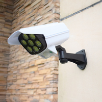 Lampe murale extérieure à télécommande avec capteur de mouvement rotatif, 77 LED, simulation de caméra de surveillance, éclairage solaire, aspect caméra factice