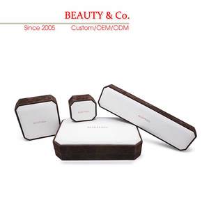 Boîte à bijoux blanche haut de gamme en cuir PU, design élégant fait main, forme personnalisable, avec charnières et insert en éponge pour bagues et bracelets - Product Image 6