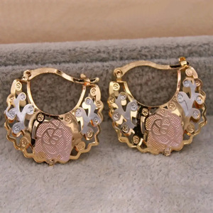 Orecchini a polsino a forma di rosa cava, design floreale vintage da giardino, orecchini da donna - Product Image 1