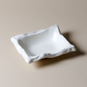 Assiette à dessert <span class=keywords><strong>rectangulaire</strong></span> irrégulière <span class=keywords><strong>en</strong></span> céramique brûlée Jiutian, style japonais minimaliste, bord roulé, blanc crème, <span class=keywords><strong>plat</strong></span> à sushi haut de gamme - Product Image 5
