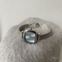 Montre à quartz pour femme avec un petit cadran bleu en nacre