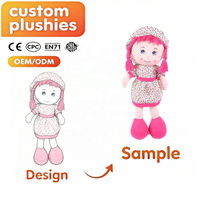 Poupée en tissu personnalisée pour fille avec chapeau, cheveux tressés, peluche douce, jouet en tissu rembourré, OEM ODM, logo personnalisé, jouet pour enfants, cadeau d'anniversaire, vente en gros