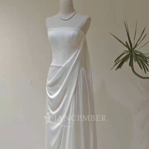 Robes de mariée sirène élégantes LY102 en satin brillant à col bateau et volants - Product Image 3