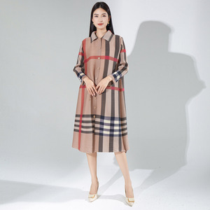 Vestido Miyake Midi para Mujer Madura, Tejido Ecológico, Plisado, Estampado Vintage a Rayas, Corte Regular, Talla Grande, Cierre de un Solo Botón - Product Image 4