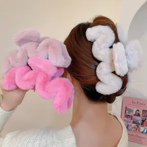 Solid Color Rabbit Fur Hair Clips Wavy Design Plush Barrette Hair Grab Clip Elegant Claw Plush Furry Women Big Hair Claw