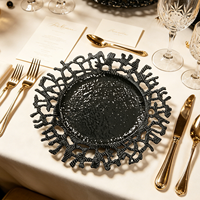 Assiettes de présentation noires texturées tendance de 13 pouces en PP durable avec bordure corail pour mariages gothiques et banquets décoratifs