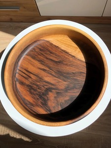 Bol en bois de noyer artisanal Kalatri de 30 cm, style Art déco, bois massif sans joint, base de support en métal jaune citron, minimaliste, décoratif pour mur - Product Image 4