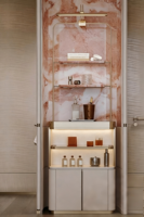 Meuble de cuisine américain antique avec plan de travail en marbre, accents en laiton, unité de rangement autoportante, étagères éclairées, portes à panneaux, style Shaker