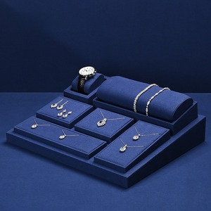 Exhibidores de joyería de lujo personalizados, de alta gama, de microfibra, para anillos, collares, relojes y otras piezas de joyería. - Product Image 2