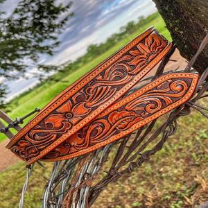 Ceinture en cuir magnifiquement gaufré sur mesure avec des motifs floraux et de défilement complexes brun rustique. Idle pour les créateurs de mode - Product Image 1