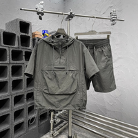 Ensemble 2 pièces personnalisé avec logo, séchage rapide, comprenant un sweat à capuche à manches courtes et un short cargo, idéal pour les sports d'été.