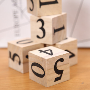 Caja de dados de madera con números grabados, juguete de escritorio para adultos y niños, regalo - Product Image 3