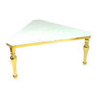Table de salle à manger moderne, élégante et triangulaire en acier inoxydable doré Mobilier de luxe en verre pour événements et banquets en plein air et hôtels