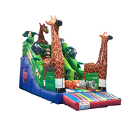 Château gonflable géant pour enfants avec toboggan et zones de saut, thème animaux de la savane : girafe, orang-outan, tigre, éléphant