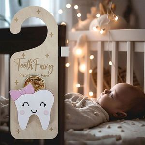 Colgante de puerta de madera de la Hada del Diente con bolsillo para dinero, regalo que incentiva a los niños, decoración de habitación, artesanía de madera hecha a mano - Product Image 1