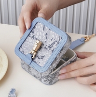 Leder Reise-Schmuckbox Vintage Jacquard-Bezug - Umweltfreundliche Aufbewahrung für Ohrringe Lippenstift Ringe Neujahr Schulanfang