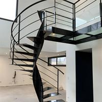 Escalier intérieur en colimaçon peu encombrant avec colonne centrale en acier et marches en noyer pour une utilisation moderne en appartement