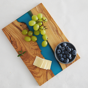 Planche à découper et à servir en bois d'olivier et résine époxy bleue, design luxueux Natural House, pour charcuterie - Product Image 4