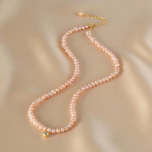 Collier en perles d'eau douce roses pour fille avec petite chaîne de clavicule en or, design simple et luxueux - Product Image 3