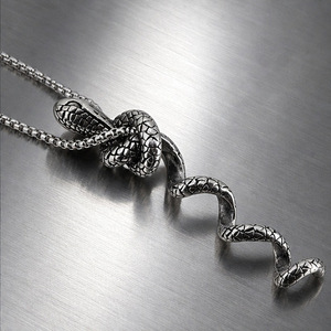 Yunnique – pendentif serpent en acier titane, forme d'animal géométrique, collier unisexe, cadeau pour les personnes nées dans l'année du zodiaque du serpent - Product Image 2