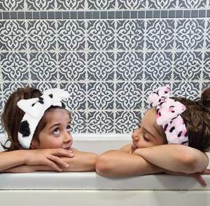 أربطة رأس سبا ناعمة من جلد النمر الوردي للنساء ، رباط رأس لطيف للعناية بالبشرة وغسيل الوجه مع القوس والحفلات - Product Image 5