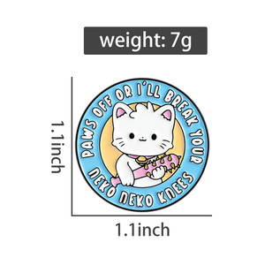 Spilla Smaltata Gatto Soffice e Minaccioso, Grazioso ma Spaventoso, con Scritta 'Paws Off or I Will Break Your Knees', Gioielli all'Ingrosso - Product Image 6