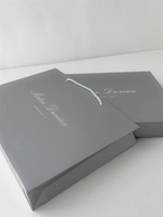 Boîtes cadeaux personnalisées en carton recyclable et écologique avec couvercle et base, finition mate et revêtement UV pour l'emballage de vêtements et de robes