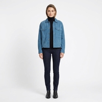 Blusón de Mujer en Gamuza Azul Acero, Cuello Camisero, Bolsillos con Doble Solapa, Botón Único, Corto, Ecológico, Antiarrugas, Otoño