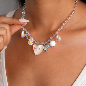 Collier avec pendentif en forme de cœur mignon, fleur en strass et pendentif en forme de cœur, chaîne perlée plaquée argent pour femmes, à porter au quotidien - Product Image 1