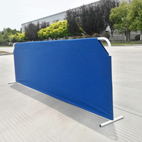 Le court de table de tennis de table de haute pro entoure des barrières barrière de cour de ping-pong