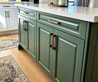 Armoires de cuisine sur mesure, armoires blanches, îlot de cuisine vert avec plan de travail en quartz pour maison résidentielle