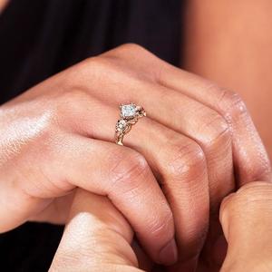 Anello Classico Traforato con Motivo Floreale in Tono Oro Rosa e Zirconi per Donne, Elegante Gioiello da Dito alla Moda - Product Image 4