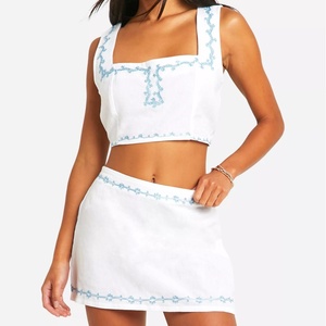 โรงงานเสื้อผ้าสตรี ชุดผ้าลินินสีขาวสั่งทำพิเศษ เสื้อคอเหลี่ยมแขนกุดพร้อมกระโปรงปักลาย ชุดสองชิ้นสำหรับสุภาพสตรี - Product Image 2