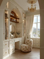Système de dressing modulaire sur mesure style campagne française avec bibliothèque arquée et armoire rétro pour dressing