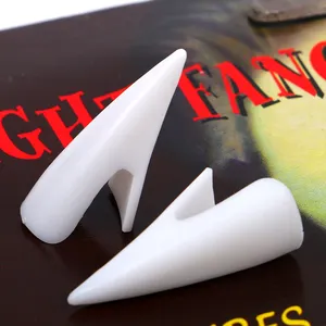 Brinquedos de plástico fluorescente de resina luminosa personalizada, dentes falsos de vampiro para venda