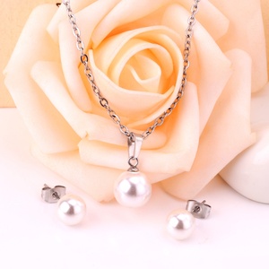 Juego de Joyería de Acero Inoxidable a Buen Precio, Aretes con Forma de Corazón y Collar con Colgante de Perla Hipoalergénico - Product Image 4