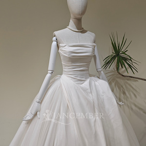 Vestido de Novia Clásico Moderno LY146 con Cuello Barco, Volantes, Color Marfil, con Encaje, Flores de Cristal y Cola Larga Tipo Capilla - Product Image 3