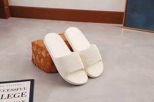 Mules de Cuero Negro con Punta Abierta, Forro de Felpa, Logotipo Grabado, Suela Antideslizante de PU, Pantuflas para el Hogar para Todas las Estaciones, Sandalias Planas - Product Image 4