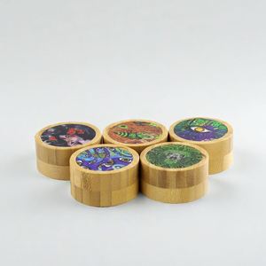 Molino de Hierbas Personalizado CANNA con Cubierta de Madera de Bambú, Dientes Afilados, Cepillo y Raspador, Molinillo de Especias Biodegradable de 4 Piezas para Cocina - Product Image 5
