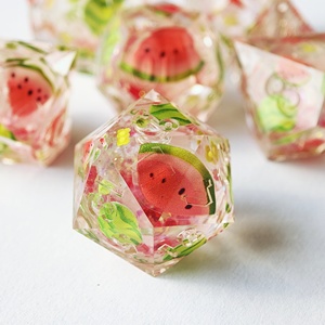 Ensemble de dés DND personnalisés sur le thème des fruits pour le jeu de table TRPG Dungeons&<span class=keywords><strong>Dragons</strong></span> COC Accessoires de dés personnalisés D20 en résine faits à la main - Product Image 4