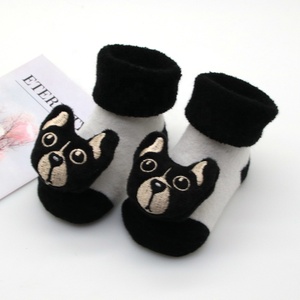 Chaussettes en gros 3D mignonnes à motif de dessin animé pour nouveau-nés de 0 à 12 mois, épaisses en tissu éponge, avec hochets intégrés, respirantes, type chaussons pour bébés - Product Image 4