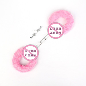 กุญแจมือตุ๊กตาขนนุ่มพร้อมกุญแจ สีเงิน อุปกรณ์เสริมสำหรับการเล่นบทบาทสมมติสำหรับผู้ใหญ่ ของเล่นแปลกใหม่สำหรับทุกเพศ - Product Image 2
