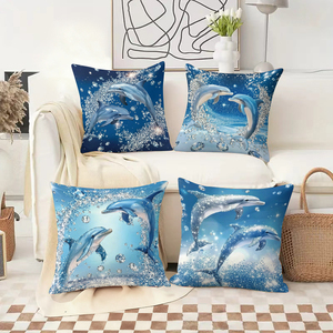 イルカをモチーフにした装飾的な枕が、居心地の良いソファを飾り、背景にはお祭りの雰囲気のあるストッキングや角が付いた飾りが付いています。 - Product Image 2